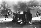 Carro da polícia incendiado por manifestantes em 1968.